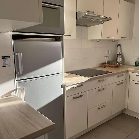 Superbe T3, Clim, Parking, Proche Et Commerces - Fr-1-702-1