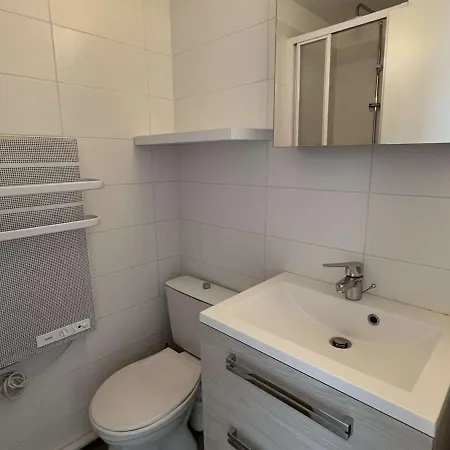 Superbe T3, Clim, Parking, Proche Et Commerces - Fr-1-702-1 Daire