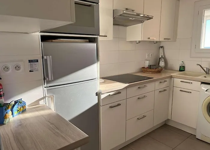 Superbe T3, Clim, Parking, Proche Et Commerces - Fr-1-702-1