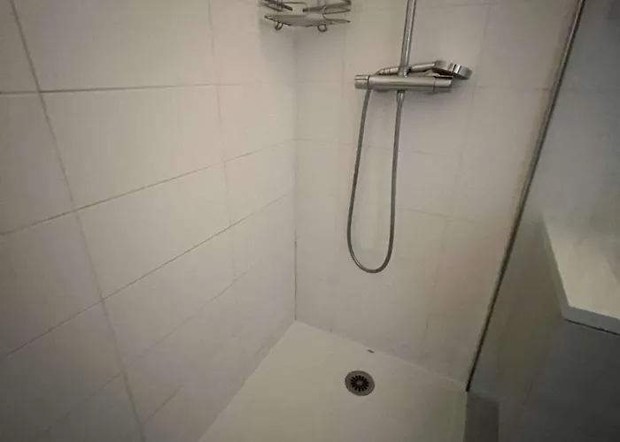 Superbe T3, Clim, Parking, Proche Et Commerces - Fr-1-702-1